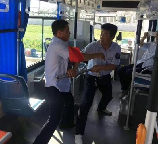 在人流密集站点加派安全员,保护乘客人身安全。