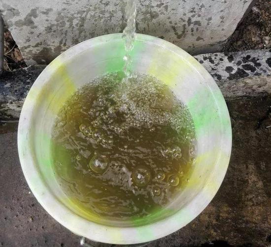 修建蓄水池前,未经过沉淀过滤的水
