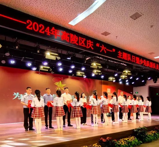 为校外辅导员颁发聘书