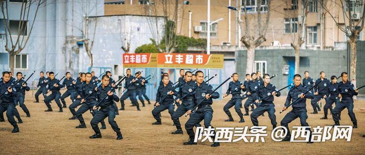 西安市公安局特警支队举行建队30周年暨冬训大练兵成果汇报演练活动。