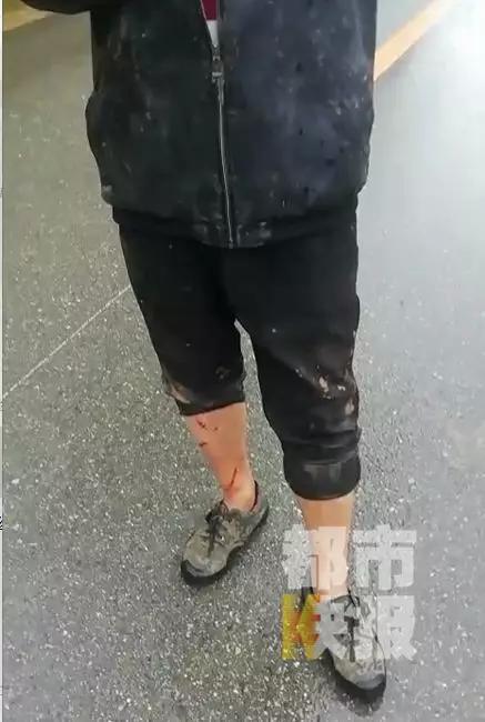 村上的兩條村道被洪水沖毀
