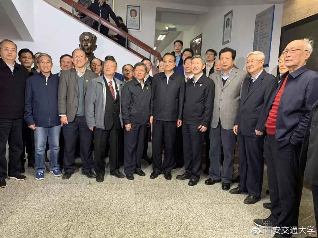 李克強(qiáng)總理與專家學(xué)者代表合影留念。