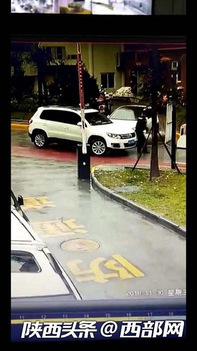 網(wǎng)友發(fā)帖稱保安被財(cái)政局干部駕車觸碰。