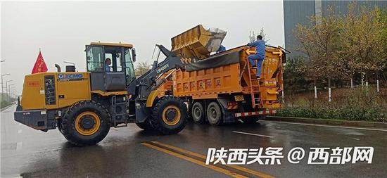 西安市城管系統(tǒng)為“掃雪除冰”做準備。