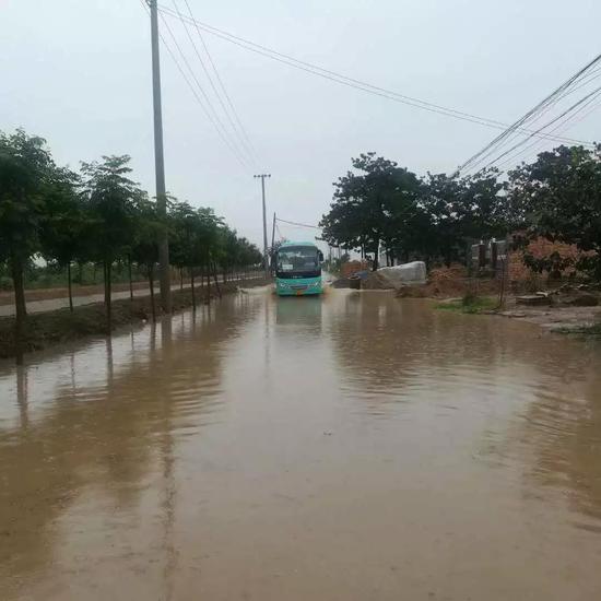 渭南市蒲城县陈庄镇内府村下雨道路积水情况