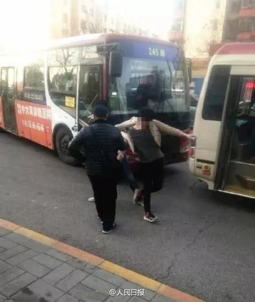 這位少年在公交車上發(fā)現(xiàn)小偷后，