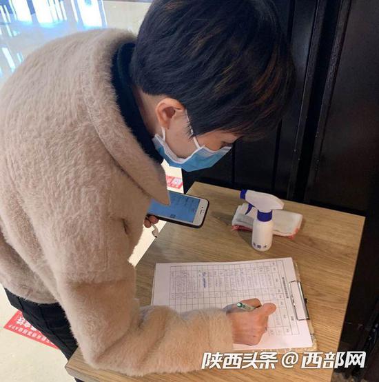 进店顾客必须先测量体温登记信息
