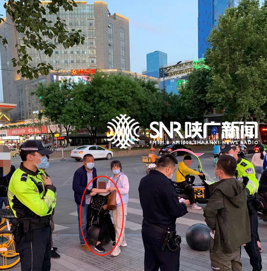 紅圈處為受傷老人