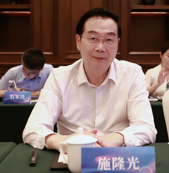 (图三)商会常务副会长、广东金网教育集团董事长教授、博导施隆光