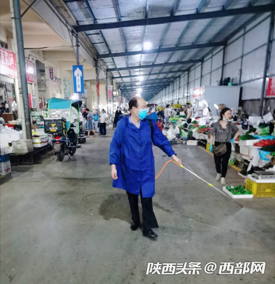 雁塔区鑫朱雀农贸批发市场每天分三个时间段对市场进行消杀工作。