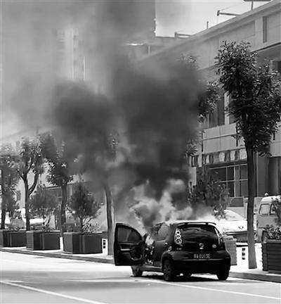 黑色小轎車自燃