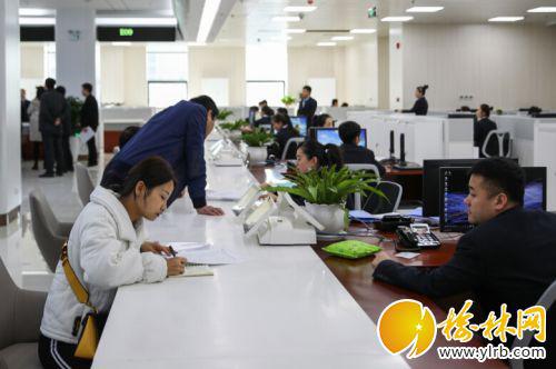 市民在市民大厦办理业务