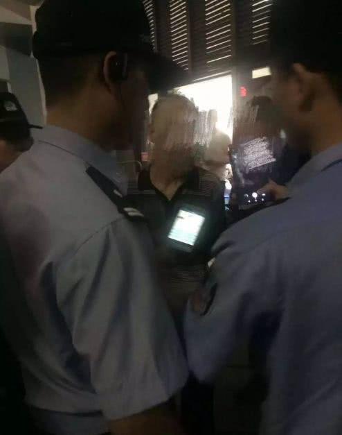 逃犯说了,他是张学友的歌迷,如果票卖不掉他就自己看。