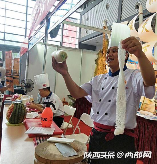 一位职校厨师在现场秀刀功