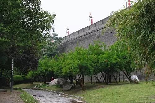 书院门的石砖路