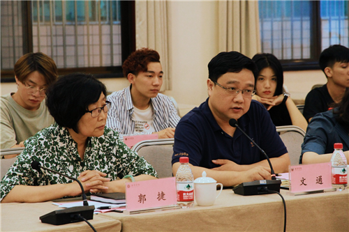 省教育厅港澳台办公室主任文通(左二)讲话