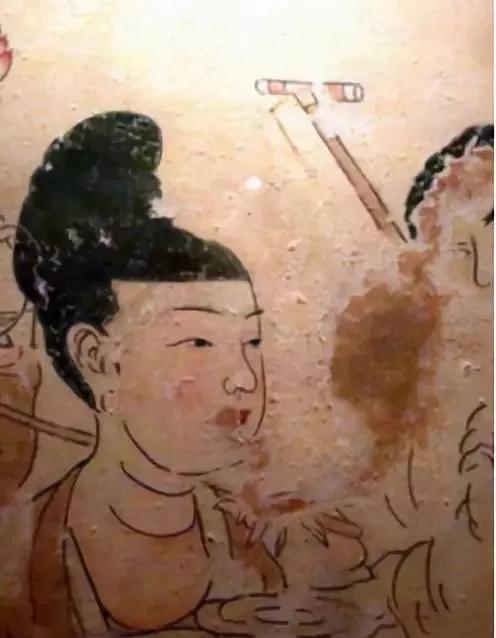 还有和现在一些秀场妆一样