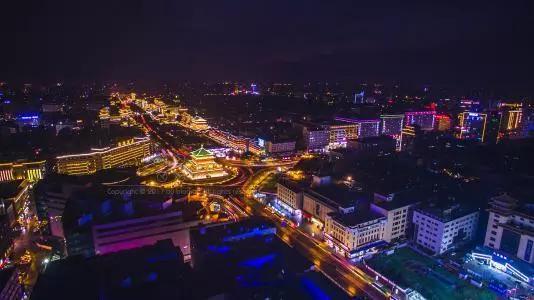 坐在环城公园的长椅上看日落
