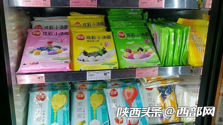为吸引顾客，商家推出了五彩汤圆、水晶汤圆、水果汤圆等新品种。