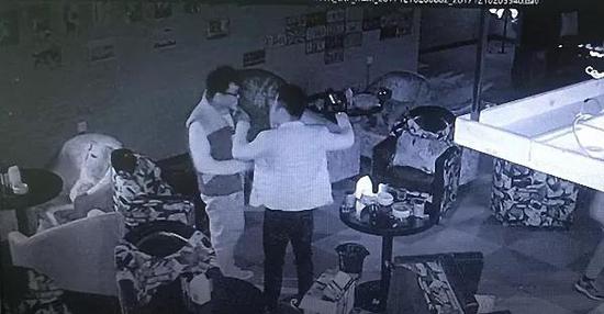 王浪一直在討好，但仍被李雷辱罵、威脅