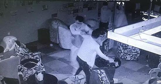 王浪反擊時，李雷手中酒瓶掉落，曾試圖去抓煙灰缸還擊，但不慎摔倒