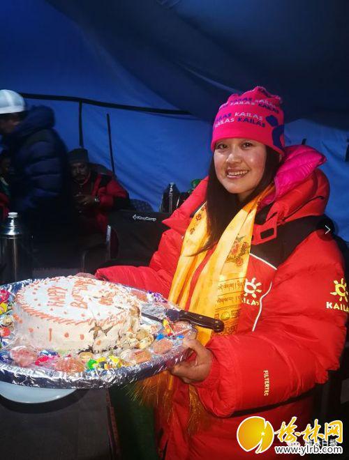 登山期间恰逢马英生日，队友们在珠峰大本营为她庆祝。