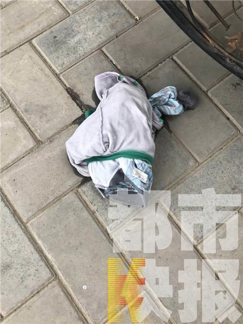 孩子奶奶：“這里有個門，插頭沒插上，上次小孩進來就開這個門?！?><span id=