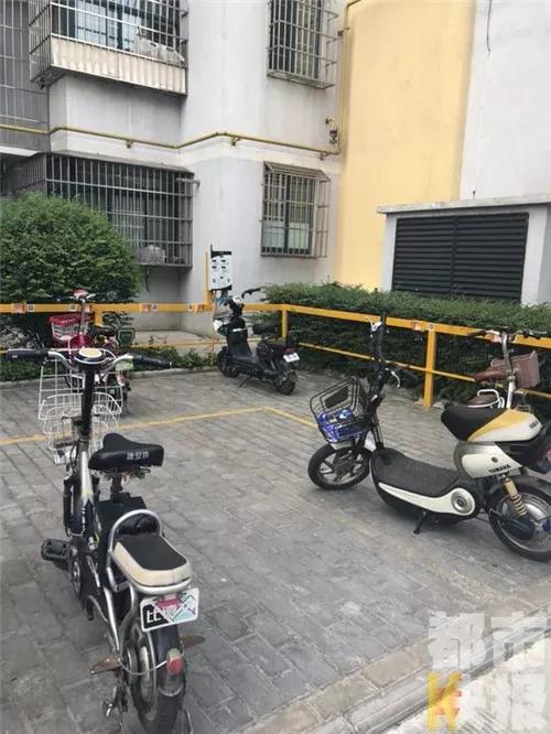家屬:“物業(yè)已經(jīng)把充電樁斷電了,為什么充電樁還會(huì)有電流?”