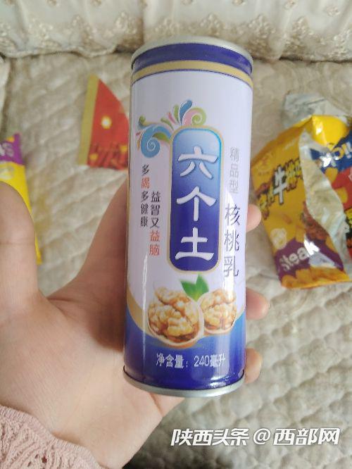 冒牌“旺旺大礼包”中出现的“六个土”核桃乳。