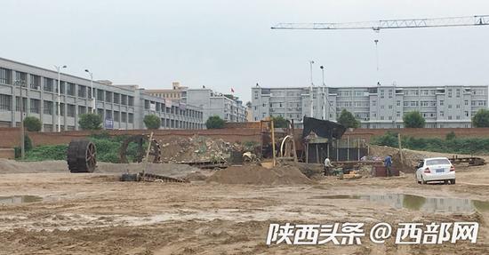 周至县一砂石厂非法采石污染环境,被责令关闭。