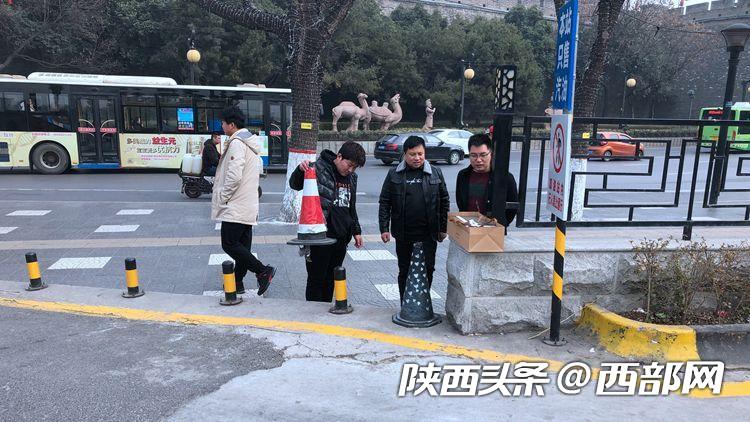 记者现场看到,不断有网友试图偶遇“小姐姐”,并参与到换糖果的活动中。