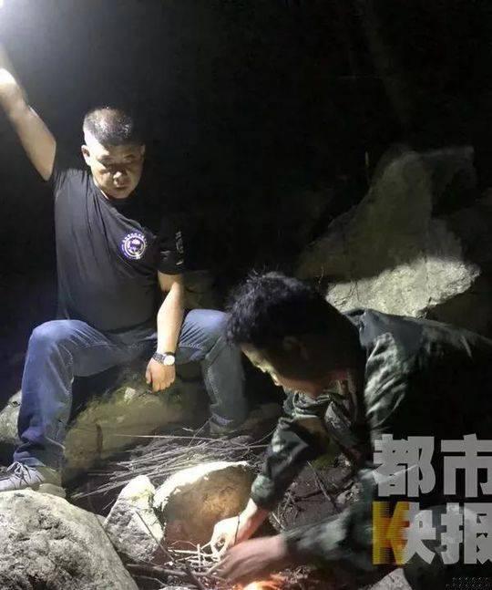 整整一夜，尽管有数十位救援队员在山上不断的搜寻，却仍然一无所获。