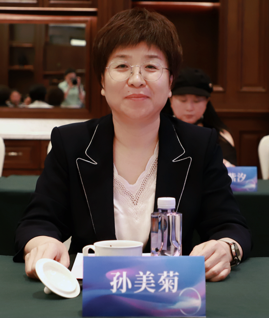 (图二)山东省工商联党组成员、副主席、一级巡视员孙美菊