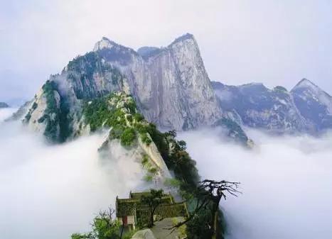 奇险华山隐匿在玄幻缥缈的云海之间
