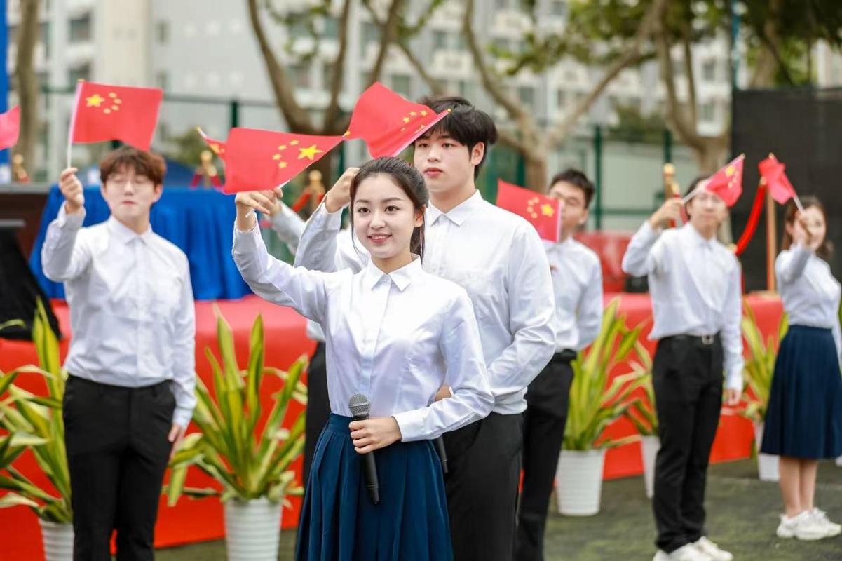 在全场师生共同高歌《歌唱祖国》的旋律中,开学典礼圆满落幕