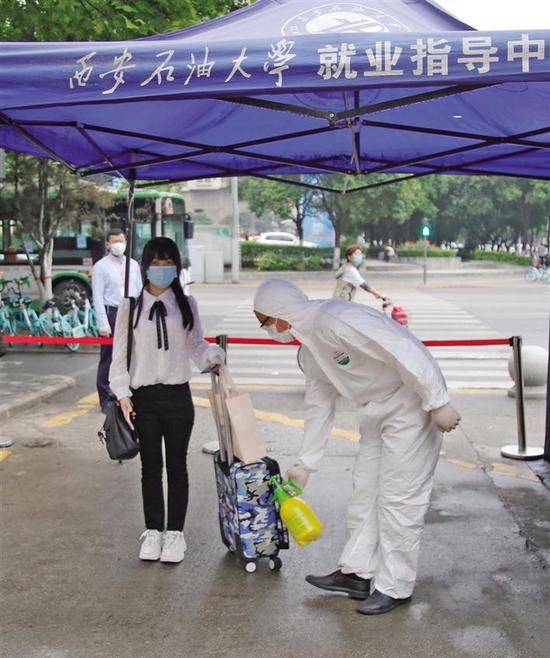 五月七日,西安石油大学迎来了首批返校学生,首位返校学生刘雪梦顺利抵达学校。 记者 吕扬摄