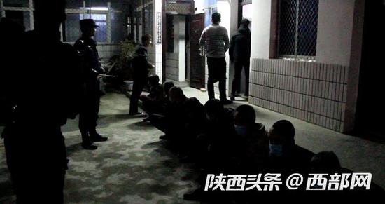居民家經常有出入陌生人，略陽警方蹲守挖出一個吸販毒團伙。