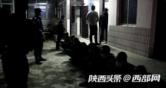 居民家经常有出入陌生人，略阳警方蹲守挖出一个吸贩毒团伙。