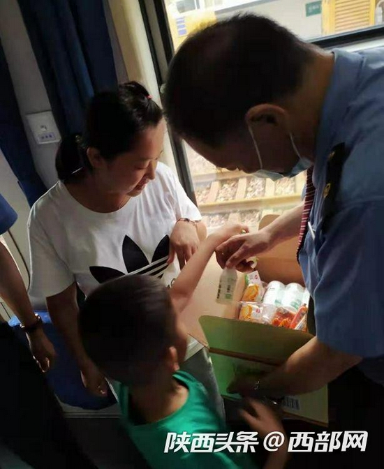列车工作人员将食物优先提供给旅客食用。
