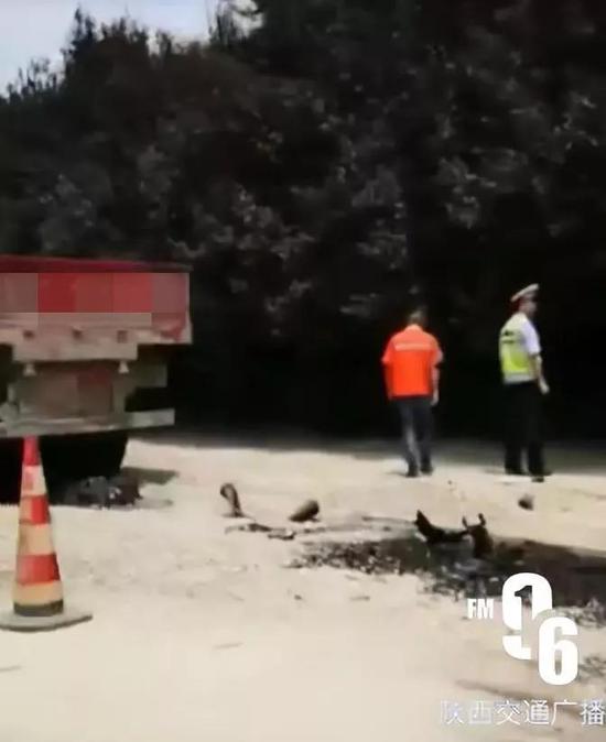 目前,事故占用行車道和應急車道。民警正在現場處理中,人員傷亡情況不明。