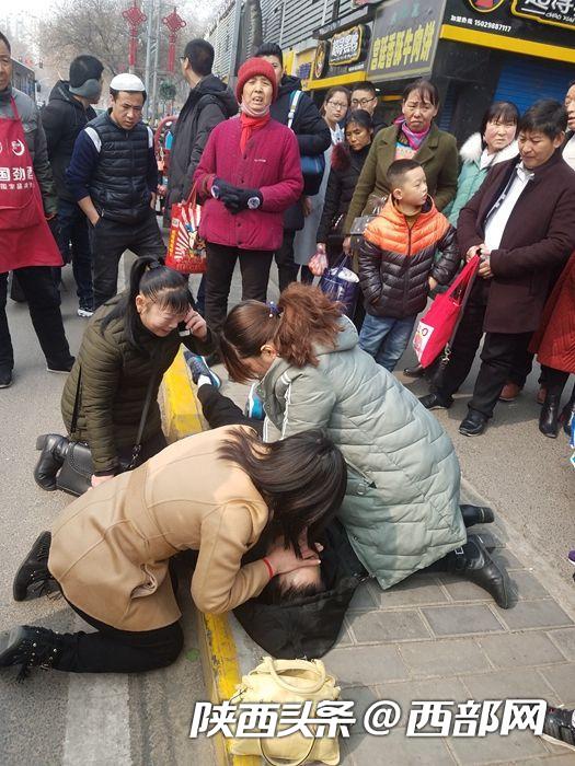 五路口地鐵站附近路人暈倒，女護(hù)士跪地人工呼吸急救。