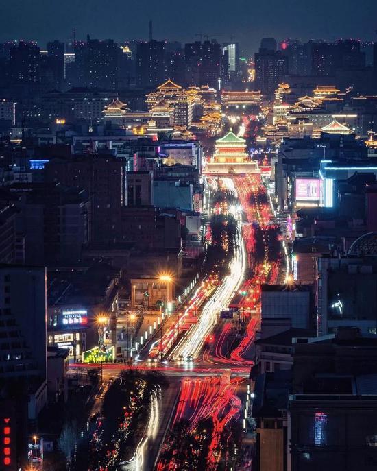 入夜的的西安东西中轴 图/林鸿昌