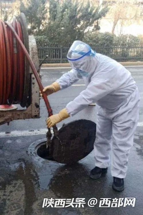 工作人员在清理下水道。