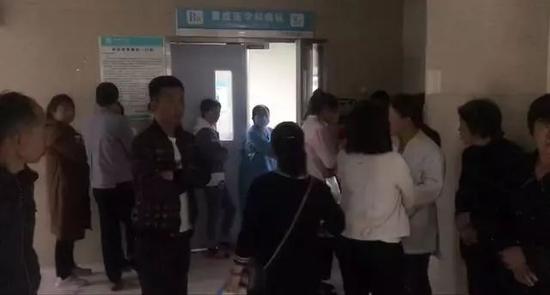 傷者家屬在榆林市第二醫(yī)院等待