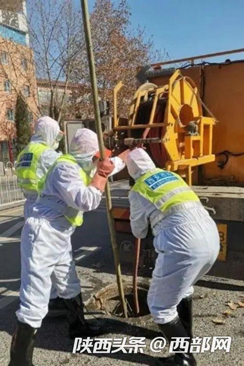 工作人员在清理下水道。