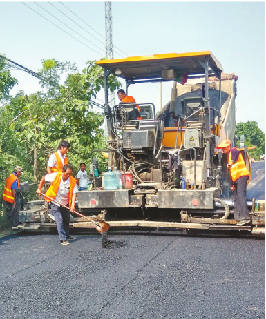 正在施工的乡村公路建设者。