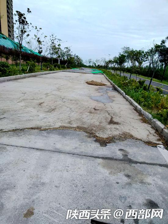 泾渭二路至泾渭七路之间的河堤路一处被挖开的路面。