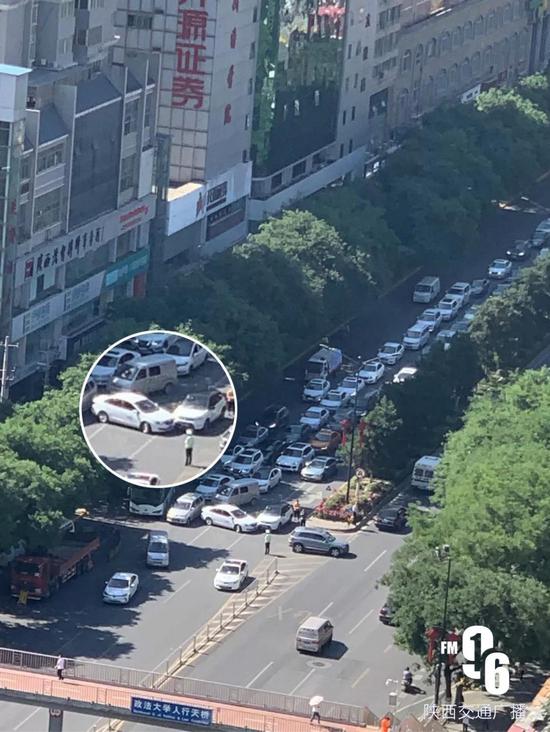 ▲两车剐蹭的事故现场,占据三个车道