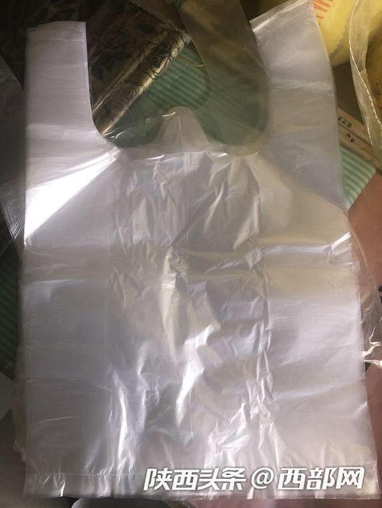 西安锦绣商贸城内销售的无标志一次性塑料袋。
