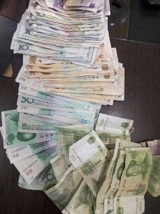 嫌疑人換取的一大堆零錢。